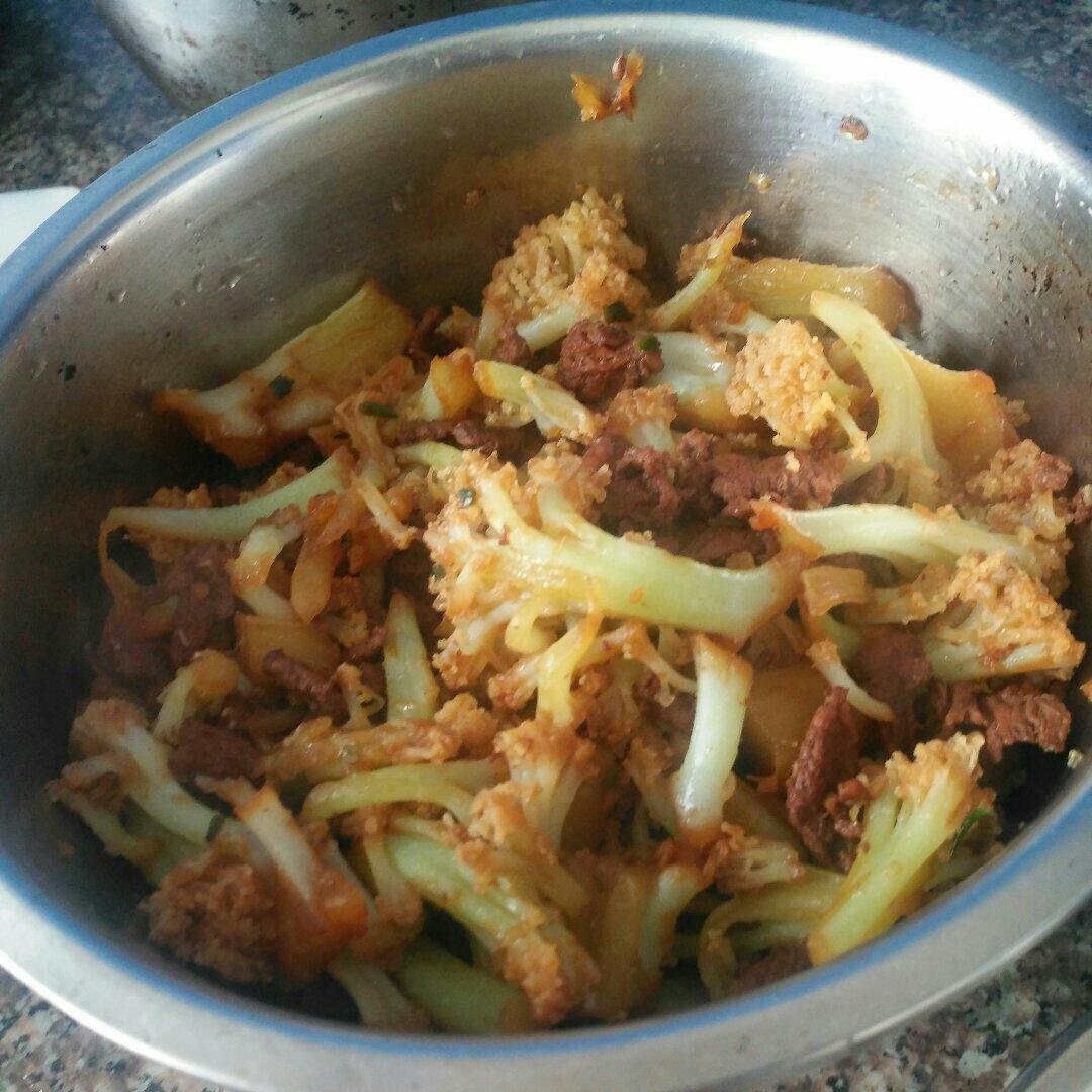 月子餐：肉片炒花菜