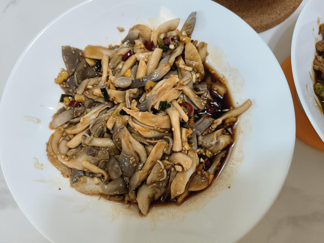 拌一盘光一盘‼️好吃到无法停下来的节奏😋😋凉拌平菇