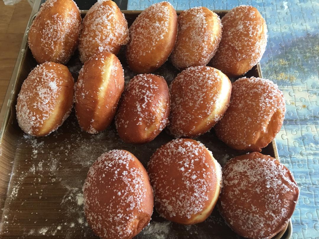 好吃到哭泣的甜甜圈VANILLA CREAM-FILLED DOUGHNUTS