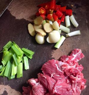 酸笋炒牛肉的做法 步骤3