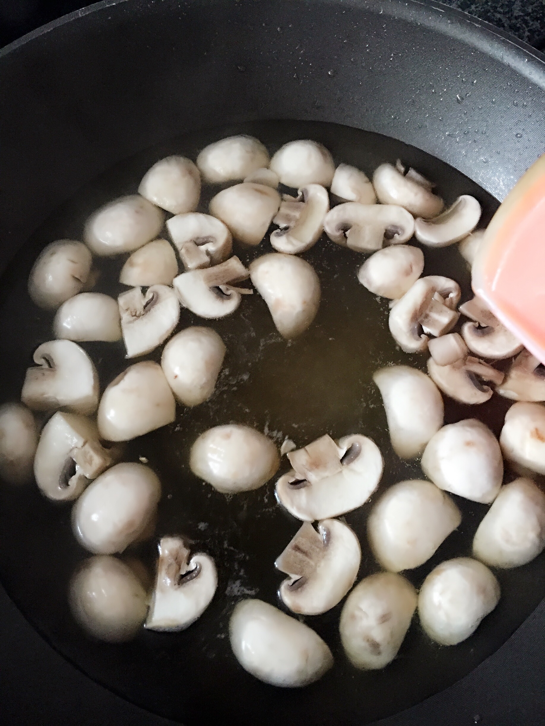 家常爆炒蘑菇😋做法适用于所有菇类，好吃的蘑菇做法的做法 步骤3