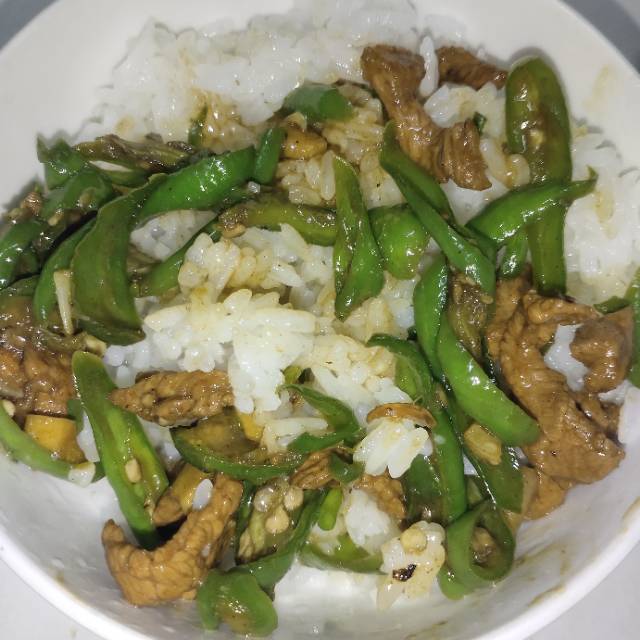 经典的家常菜，青椒炒肉丝，简单的食材也能做出如此美味