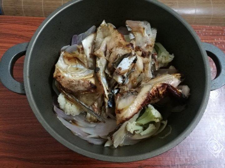 不加一滴水的干锅胖头鱼鱼头，没有一点土腥味，从此爱上淡水鱼