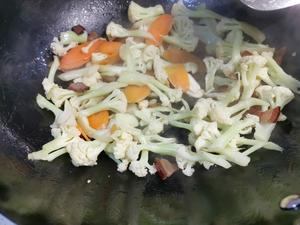 家常菜-有机花菜炒到刚刚好的熟度的做法 步骤4