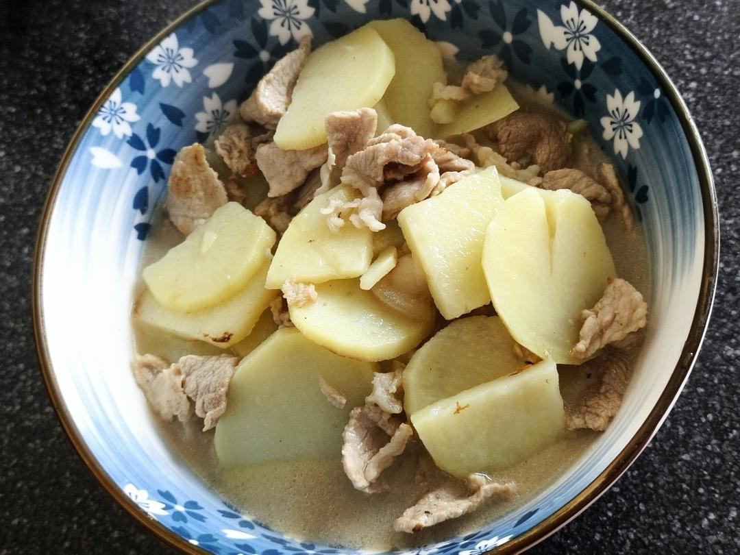 土豆片煮肉