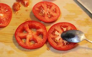 辣椒番茄沙拉配玉米脆饼的做法 步骤1