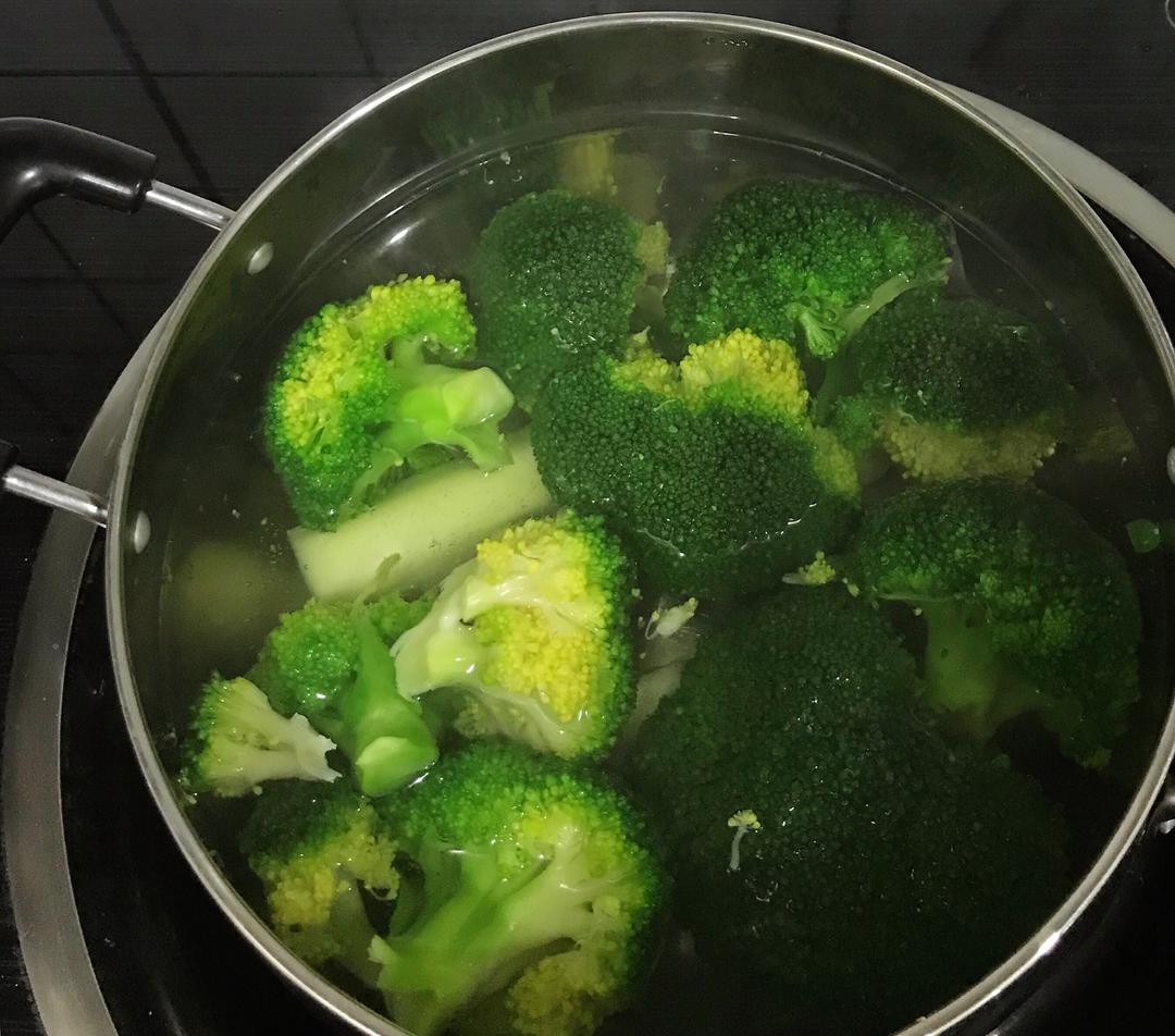 西兰花牛肉饺子➕鸡蛋菠菜饺子的做法 步骤3