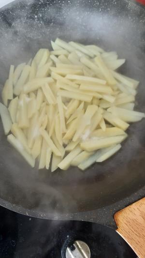 孜然椒盐酸辣土豆条🥔🌶️的做法 步骤2