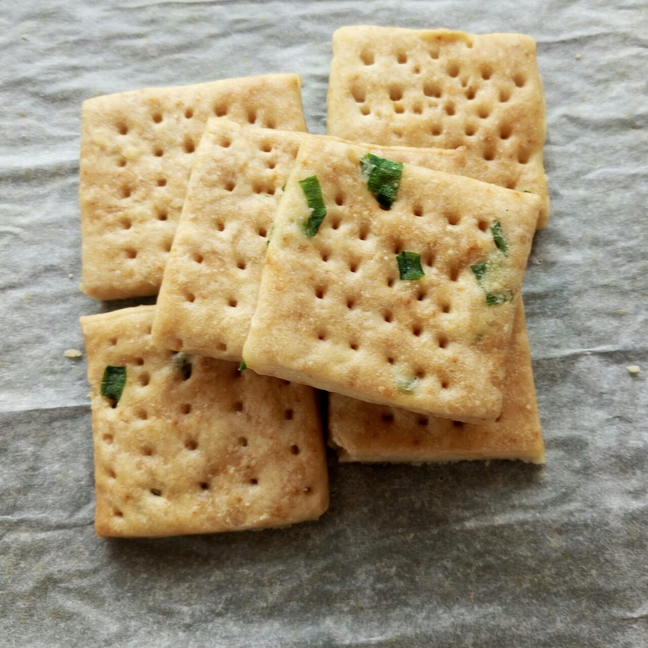 傲慢季节做的香葱苏打饼干