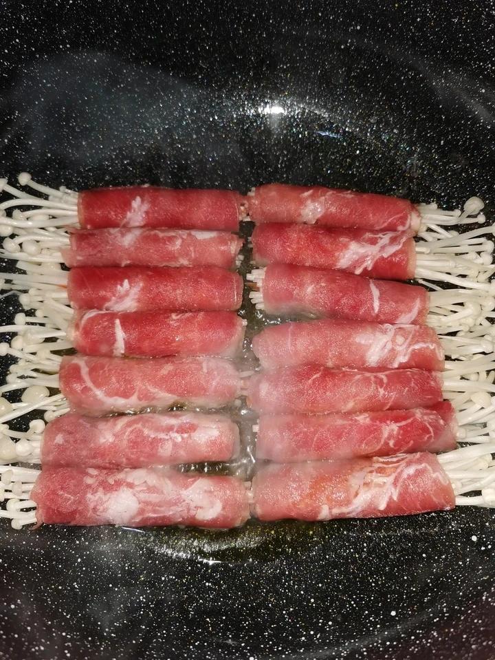 【金针菇肥牛卷】