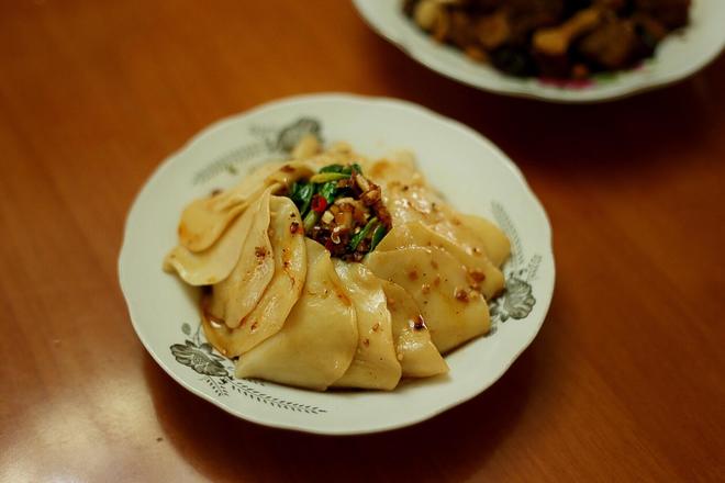 凉拌饺子皮（剩饺子皮的再利用）的做法