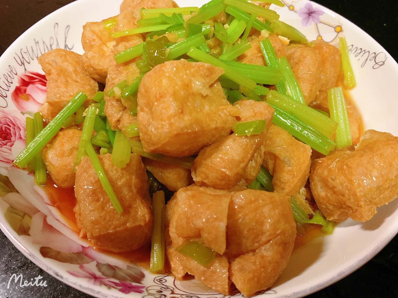油豆腐炒芹菜的做法