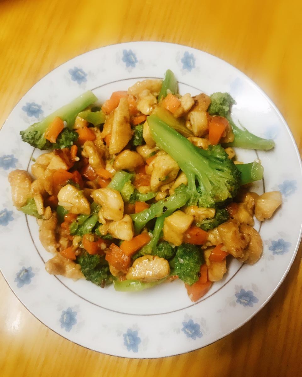 （低于500卡快手菜）西兰花炒鸡胸肉