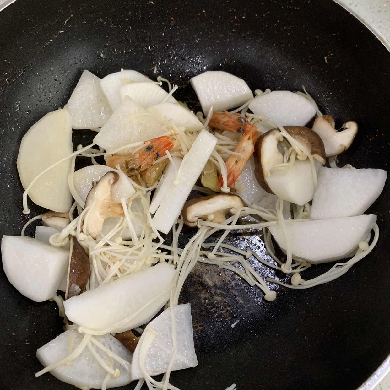 小海鲜➕菌菇 年糕煲（只要浓汤宝，无需额外调味料）的做法 步骤2