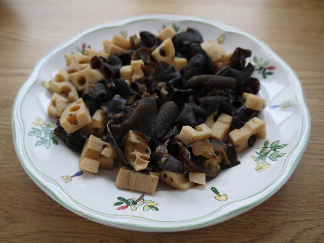 木耳炒藕丁