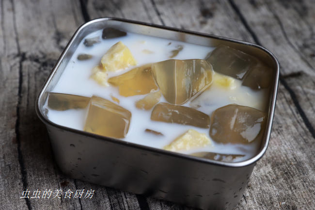 椰汁榴莲凉粉冻