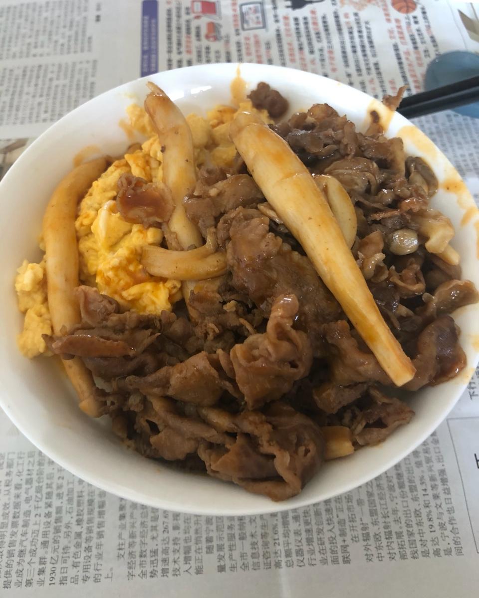 红烩肥牛蛋包盖饭