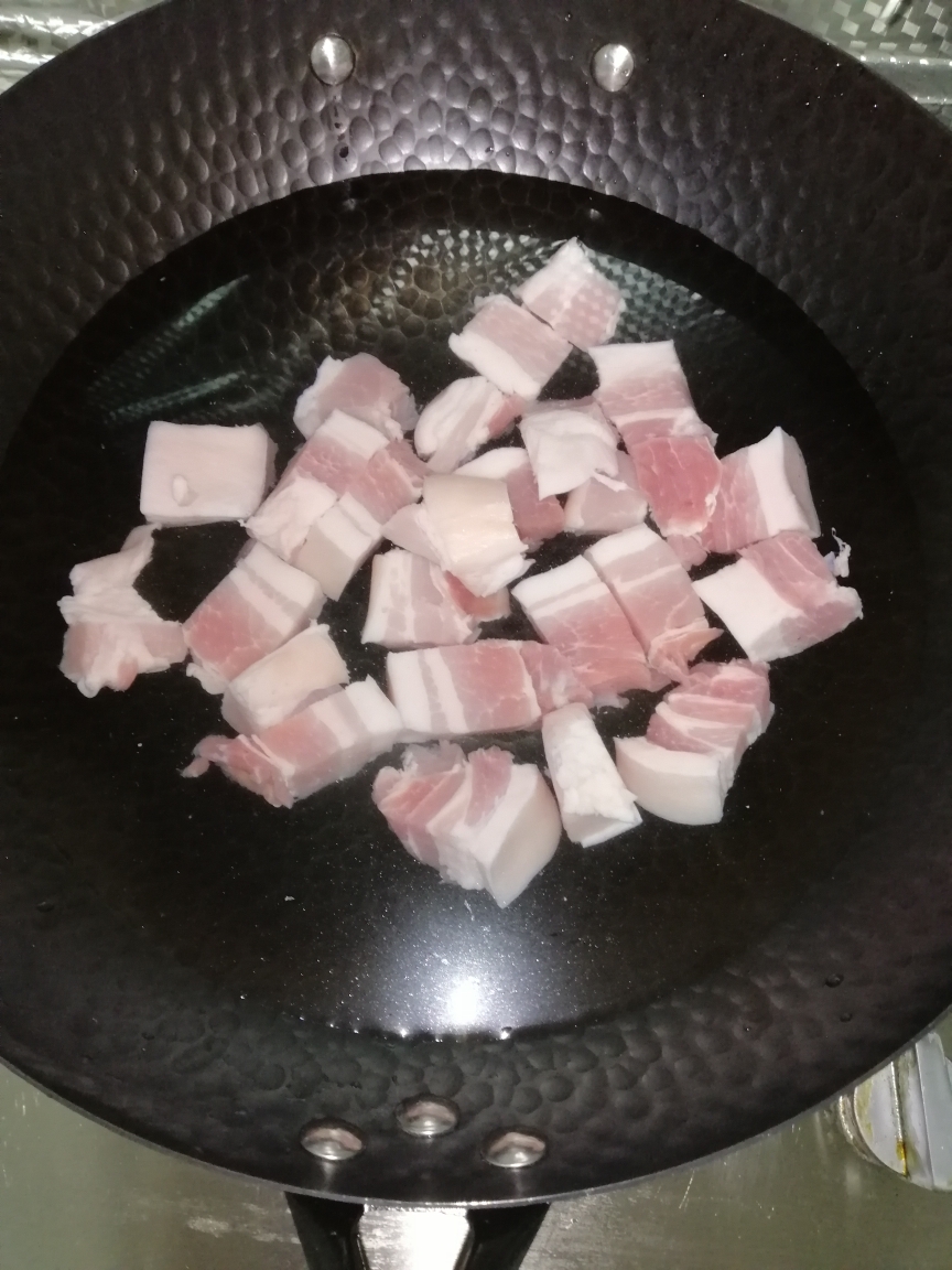 红烧肉焖冬笋（无油水煮版）的做法 步骤1