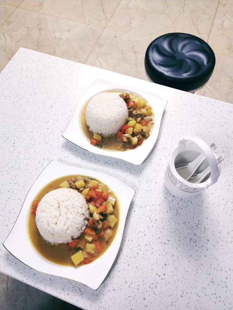 两人食咖喱鸡肉饭