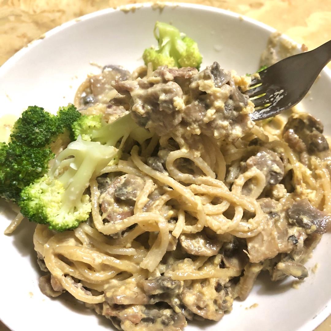 白蘑菇奶油培根意面