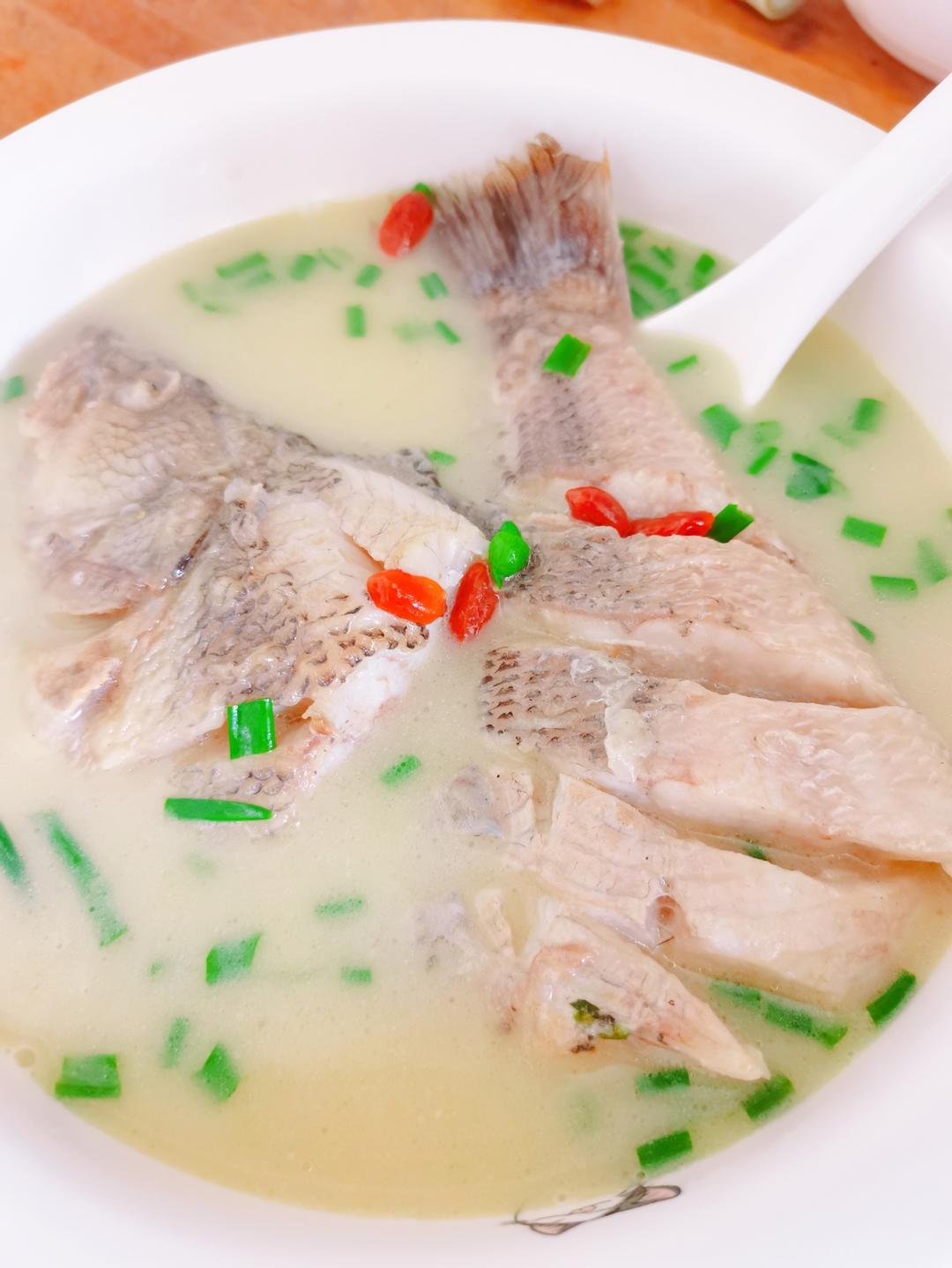 清炖鲫鱼汤 三个关键步骤让你轻松炖出汤浓味鲜色白似奶的鲫鱼汤
