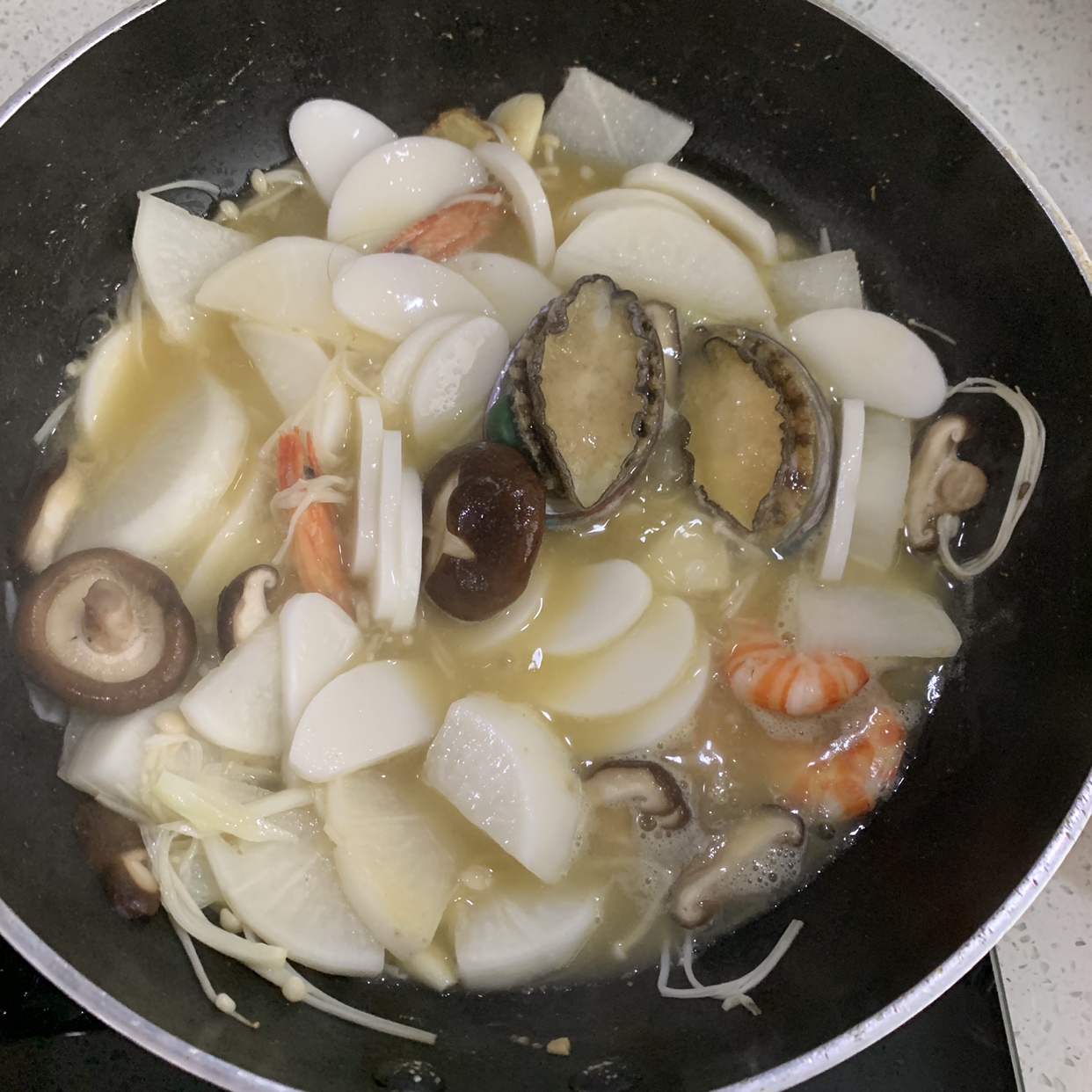 小海鲜➕菌菇 年糕煲（只要浓汤宝，无需额外调味料）的做法 步骤4
