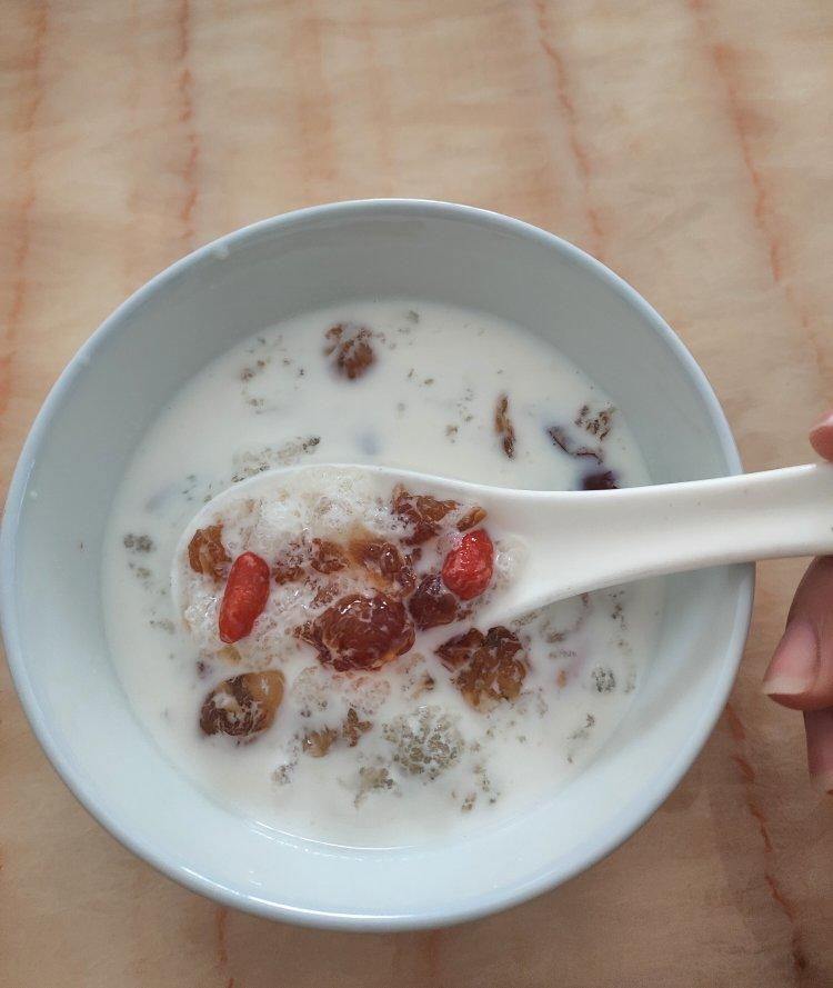 桃胶雪燕皂角米炖牛奶