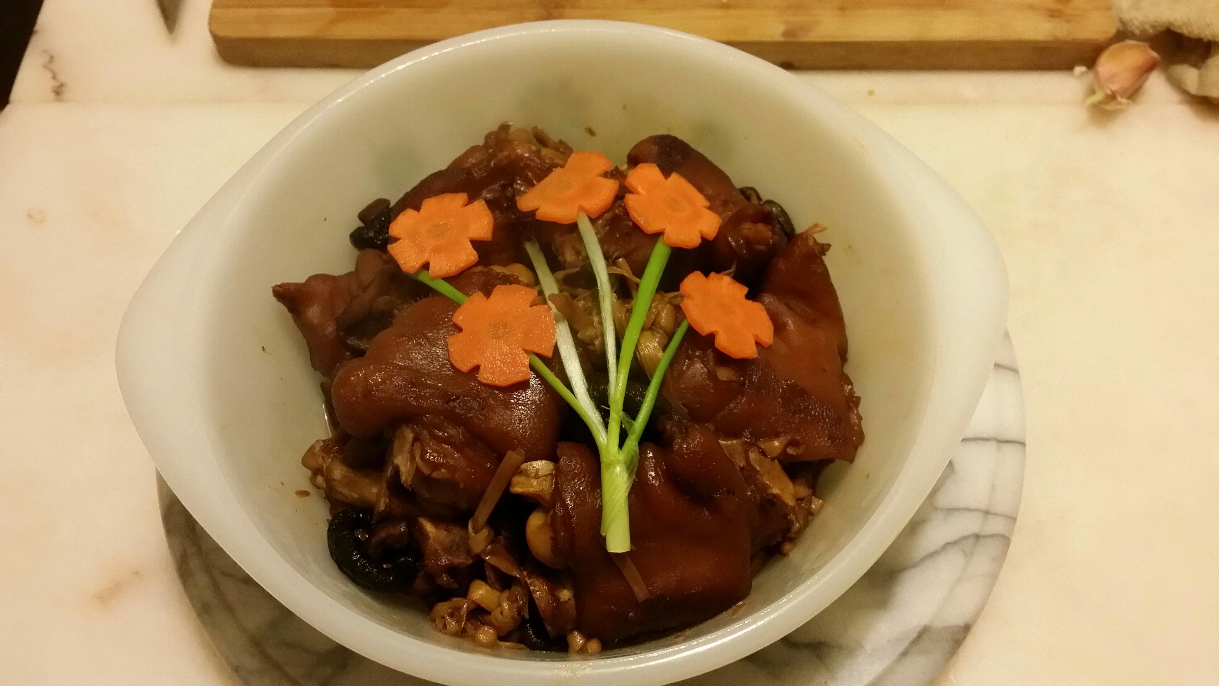 黄花菜、香茹烧猪蹄的做法