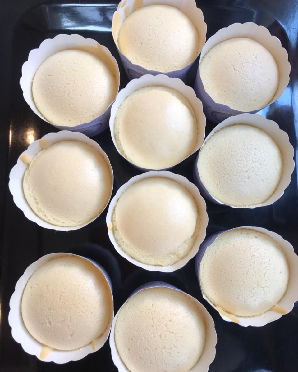 不皱不裂圆润饱满原味戚风纸杯蛋糕