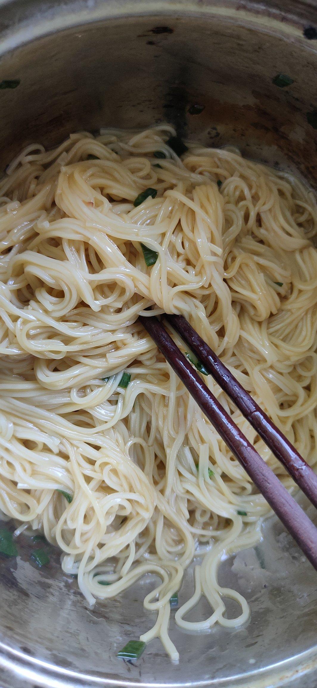一碗清汤面 🍜 —— 秋日里的治愈系