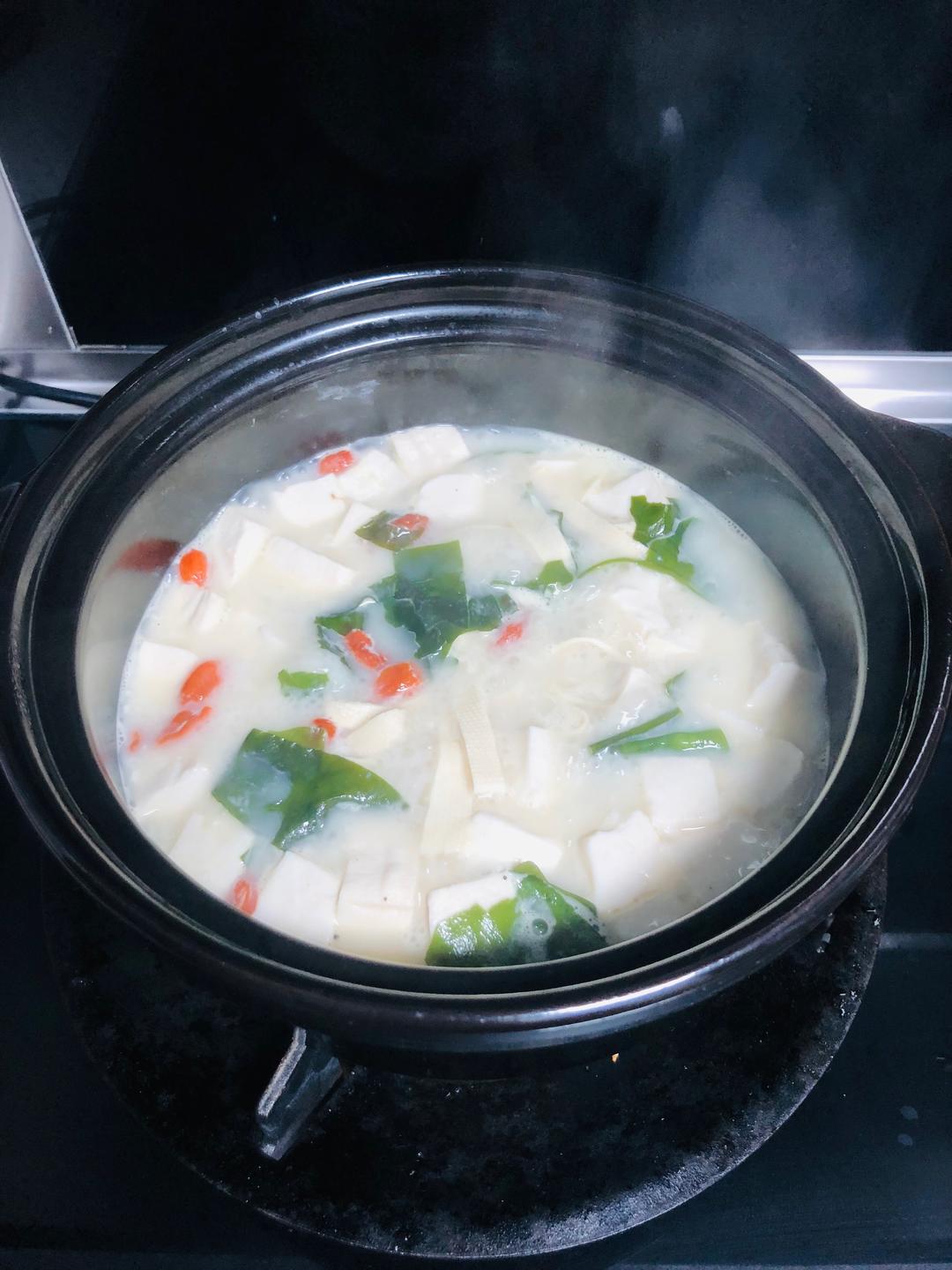 超简单的鲫鱼豆腐炖裙带菜汤