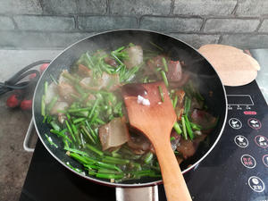 野芹菜炒腊肉的做法 步骤11