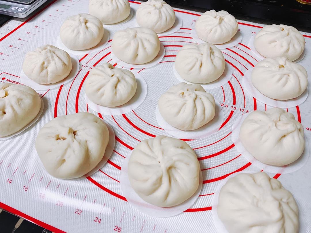 松软多汁的肉包子