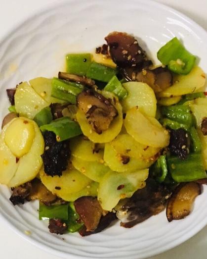 不放一滴油做干锅～土豆片青椒炒腊肉