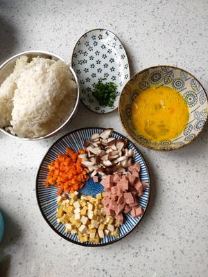 厨房新手也能get✔一碗超有料的时蔬鸡蛋炒饭的做法 步骤1