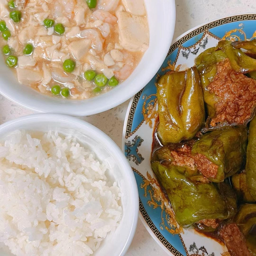 下饭菜“青椒酿肉”，香糯多汁鲜嫩下饭