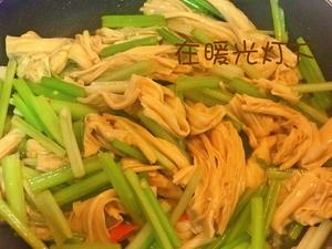 青菜菜谱1⃣️0⃣️-炝炒芹菜腐竹（减肥美肤）的做法 步骤5