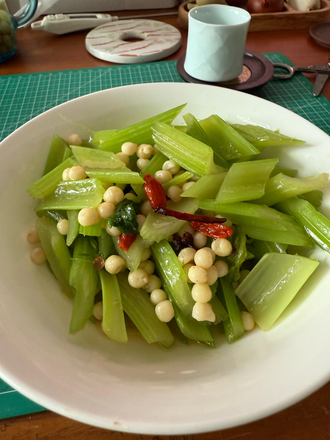 芹菜胡萝卜鸡头米