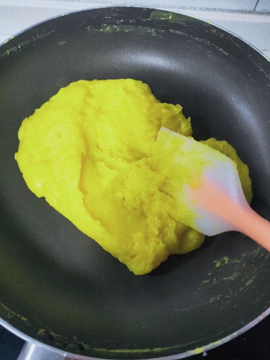 松软香甜的奶黄包，很快就可以搞定。