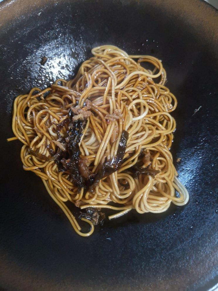 开洋葱油拌面