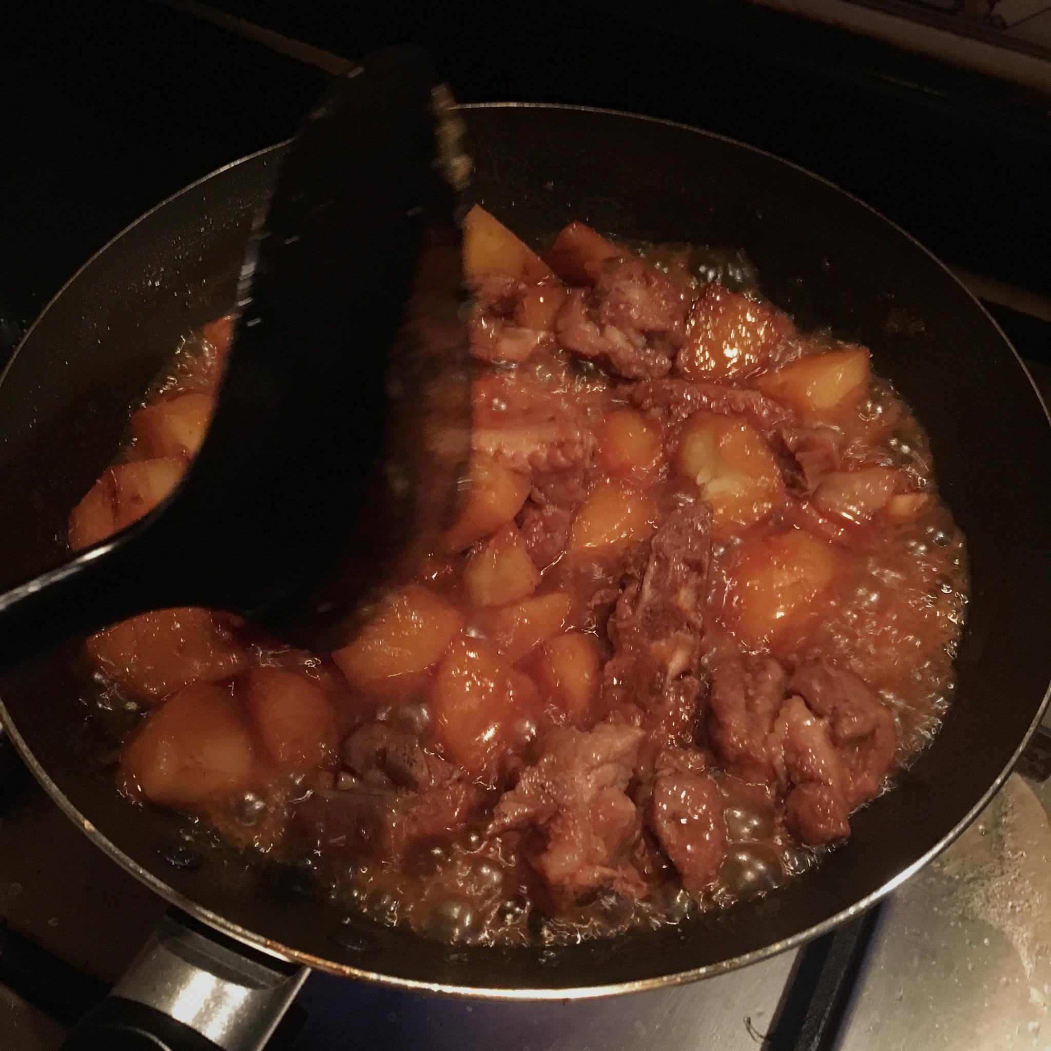 土豆焖排骨的做法