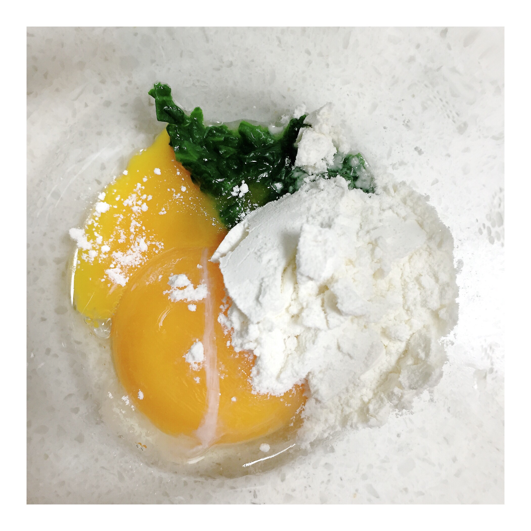 辅食—菠菜蛋黄蒸糕的做法 步骤1