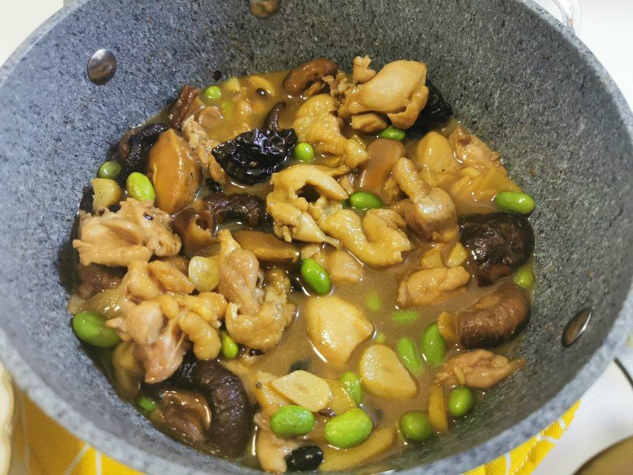 冬菇滑鸡煲：鸡肉烧得鲜嫩爽滑，这方法管用！