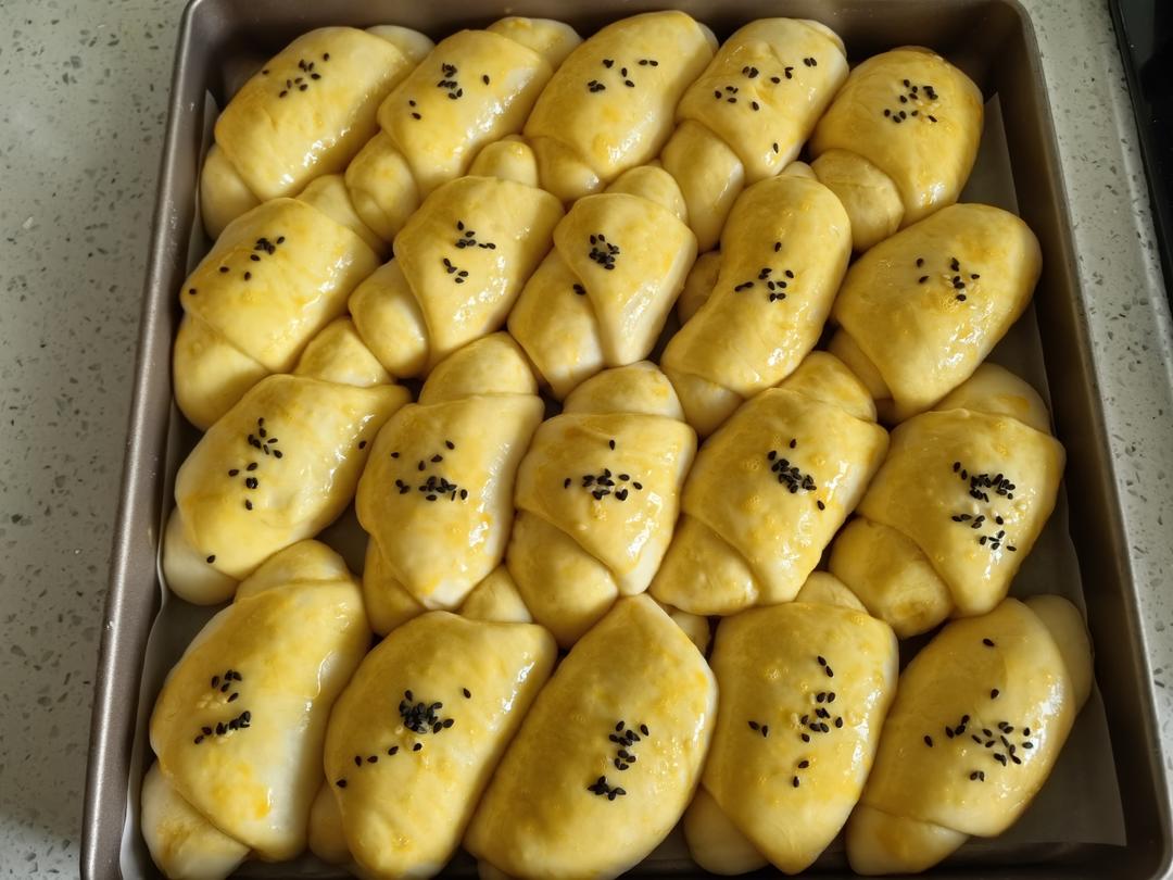 又香又软又拉丝，咬一口奶香十足！超治愈的淡奶油波兰种小餐包