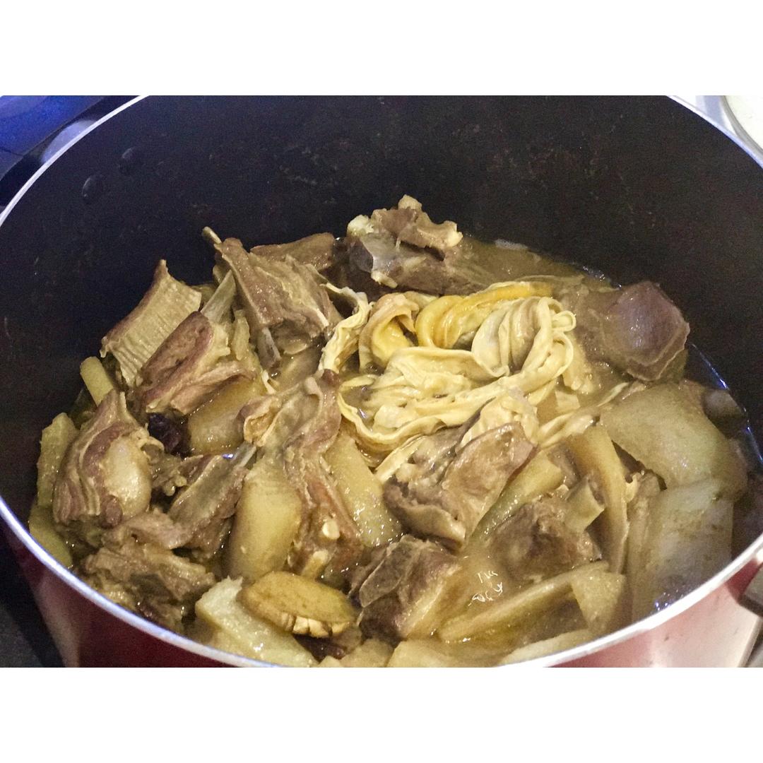 私房秘制粤式羊腩煲