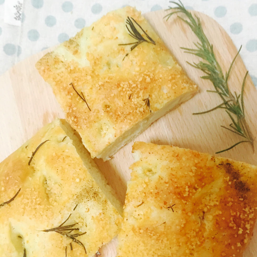 迷迭香佛卡夏（一吃倾心的美味）