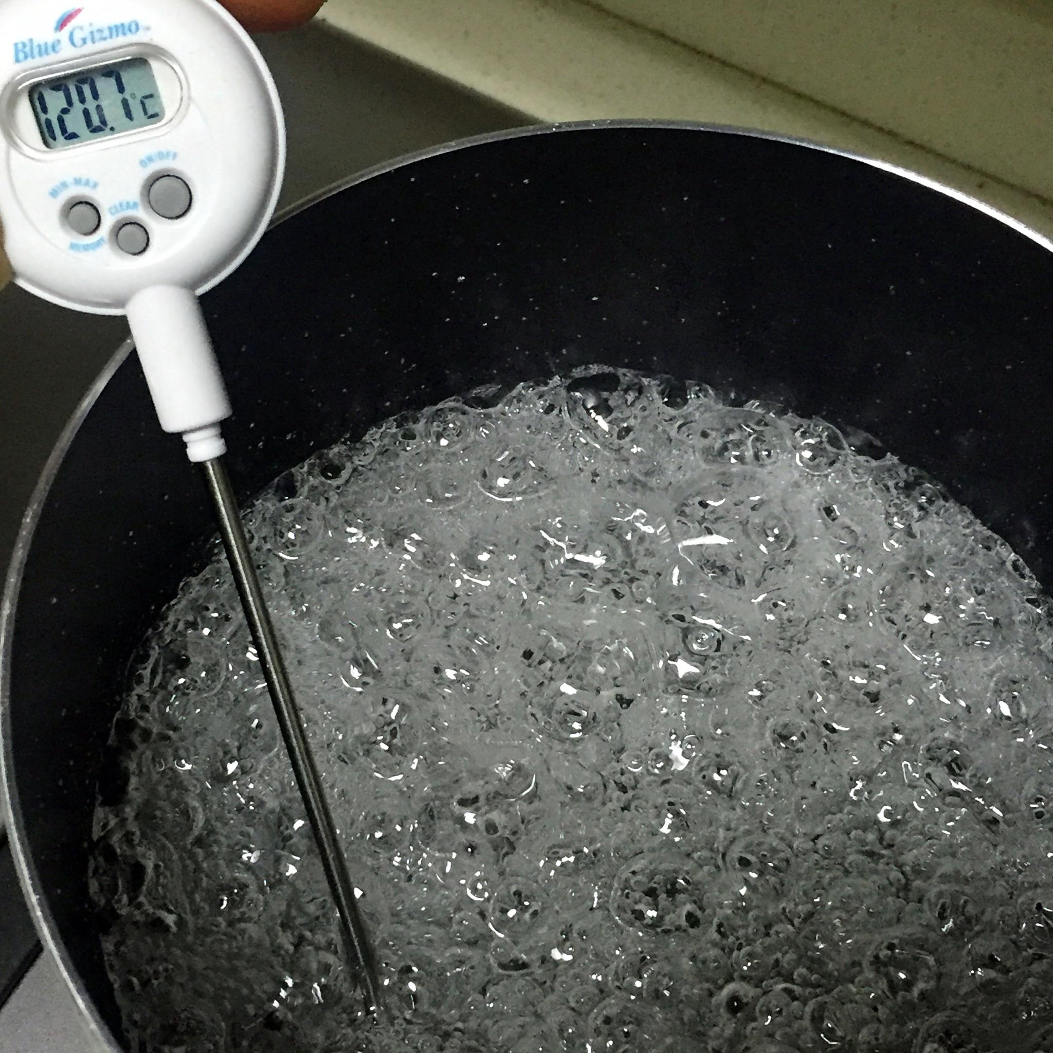 水饴版牛轧糖 室温17度 熬糖140度记录的做法 步骤3