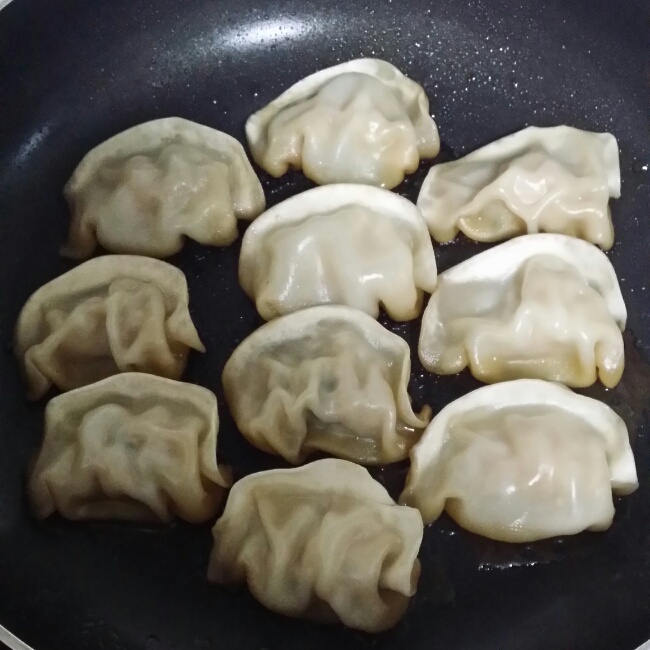 速冻水饺吃腻了吗~变锅贴吧(๑´ڡ`๑)