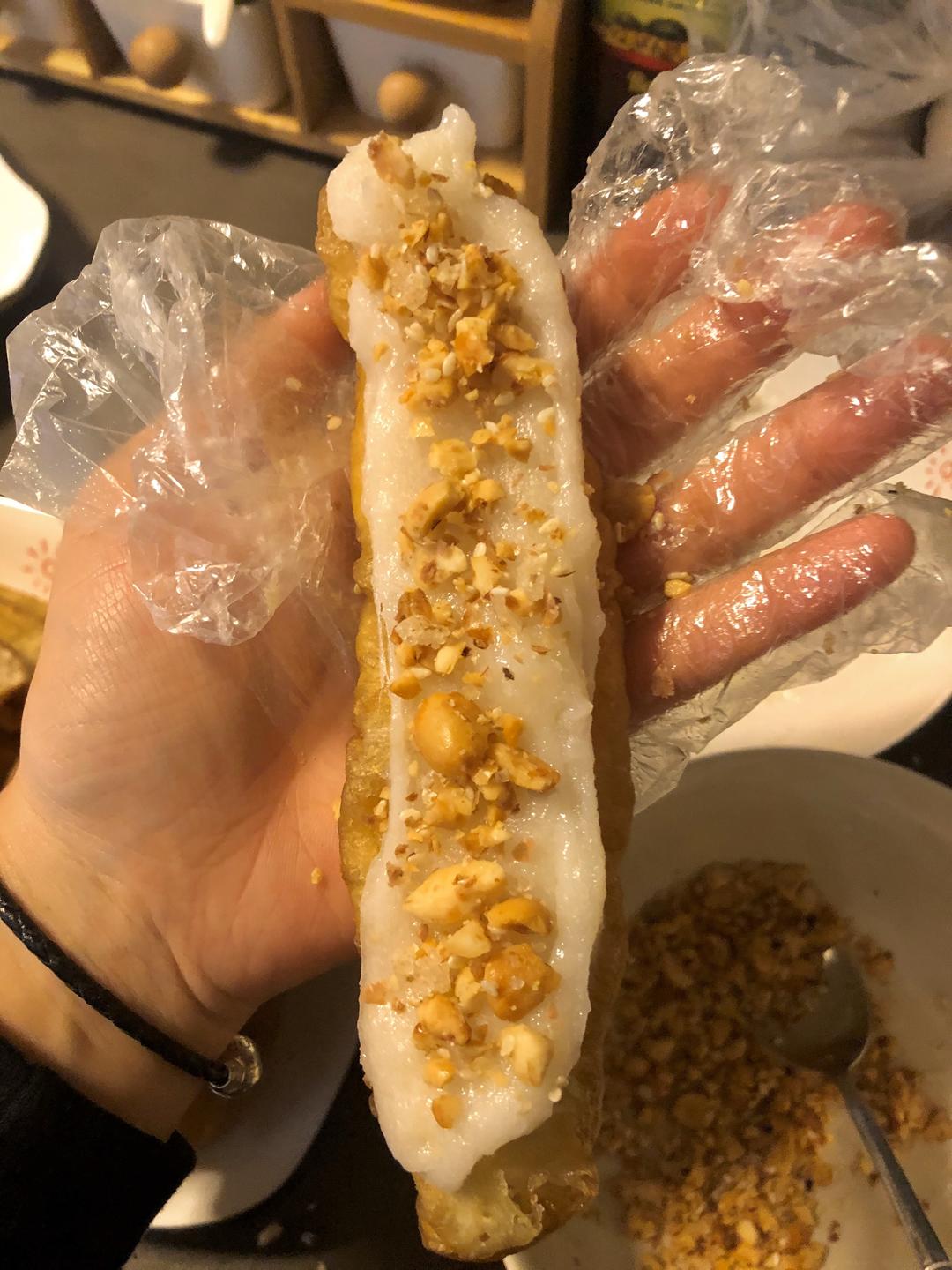 从中间对折把糍粑包裹在中间开吃,香甜酥脆,是很奇妙的口感呢96甜的