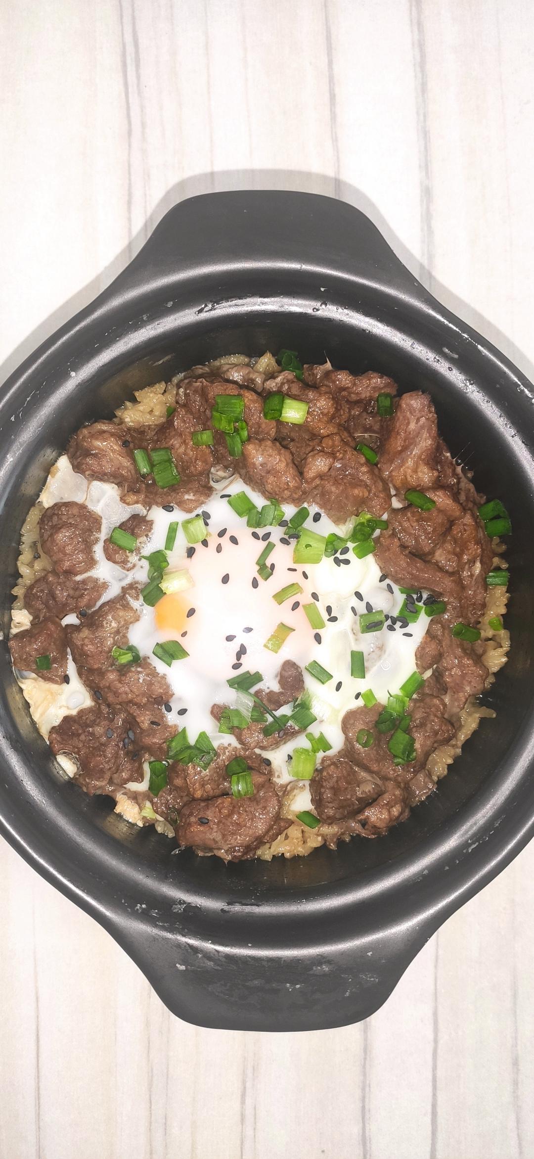窝蛋牛肉饭